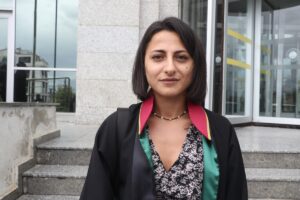 - Duruşma salonunda, genç kızın ağabeyi tarafından kesici aletle hafif