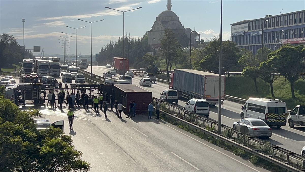 Kocaeli'de minibüsle çarpışan tır devrildi, D-100'ün Ankara istikameti ulaşıma kapandı