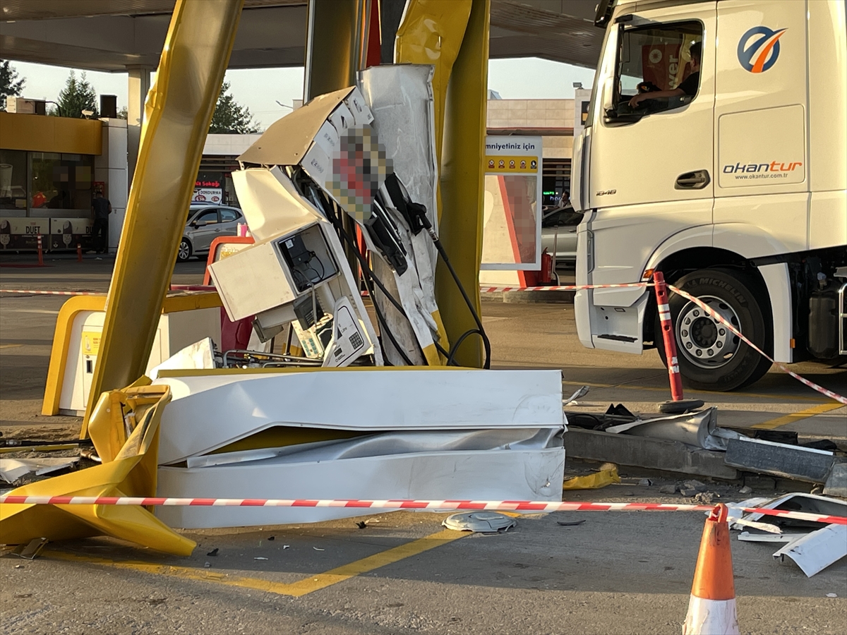 Kocaeli'de tır akaryakıt istasyonunun pompasına çarptı