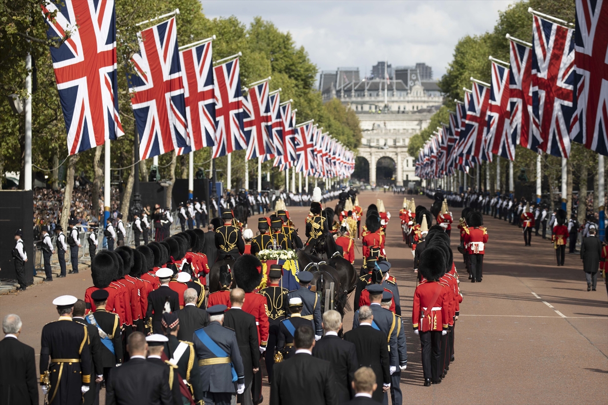 Kraliçe Elizabeth'in naaşı Buckingham Sarayı'ndan Westminster Hall'a getirildi