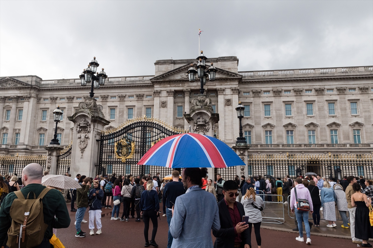 Kraliçe'nin sağlığının kötüleştiğini duyan sevenleri Buckingham Sarayı'nın önünde toplandı