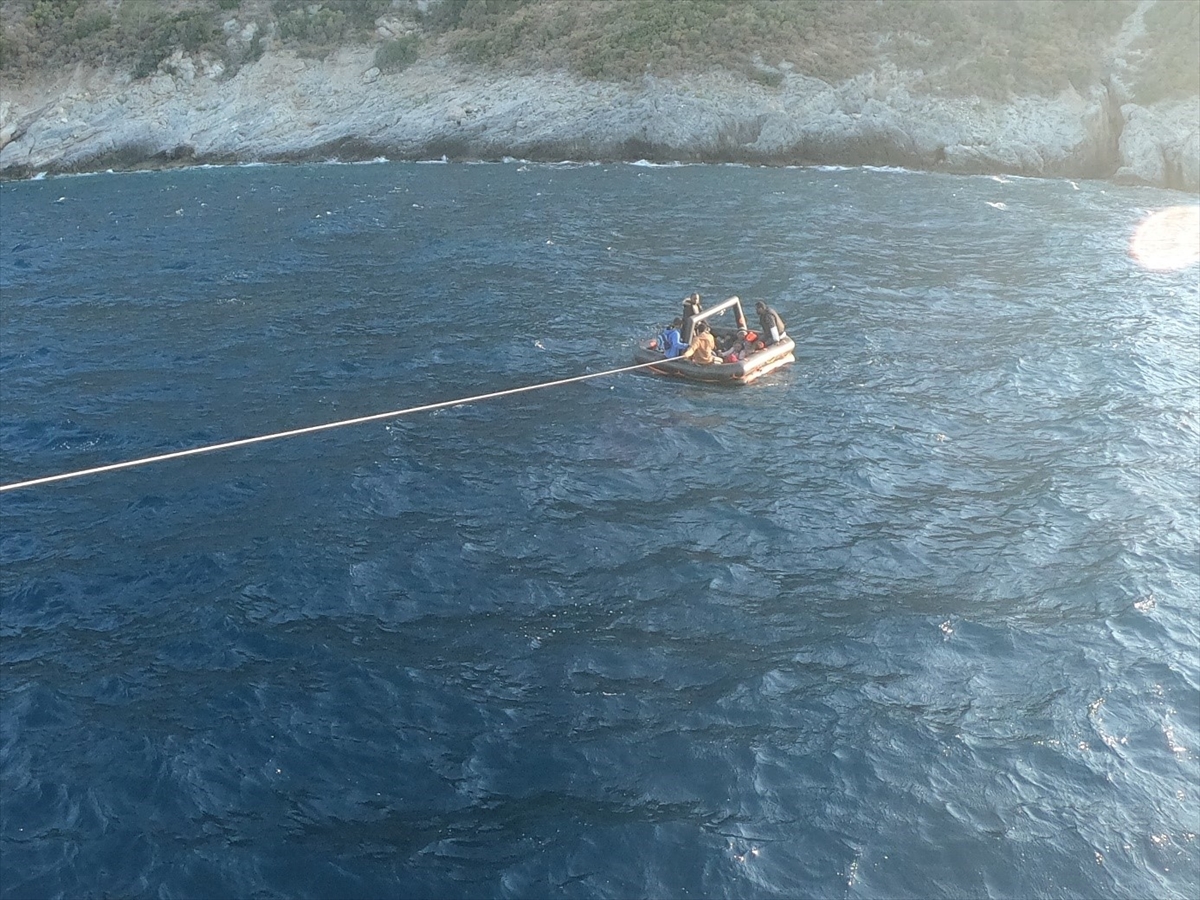 Kuşadası açıklarında geri itilen 29 düzensiz göçmen kurtarıldı