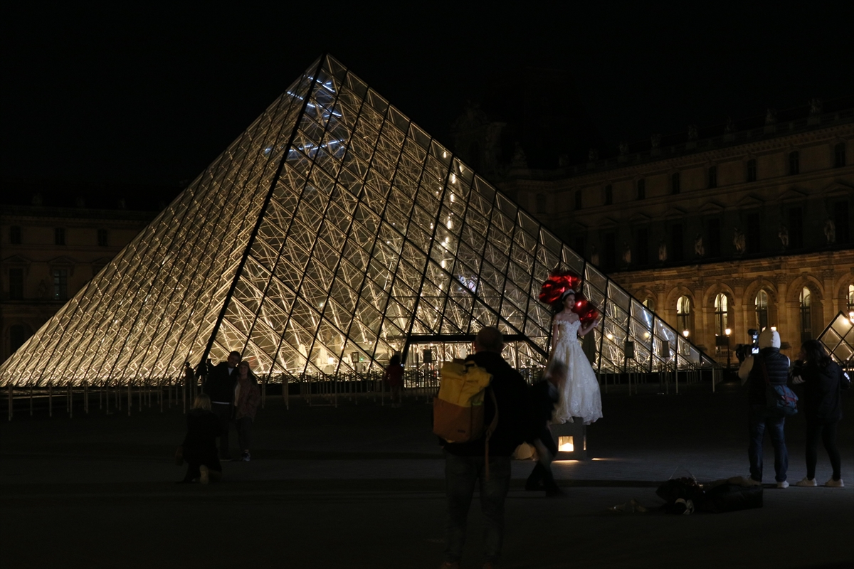 Louvre Müzesi piramidi enerji tasarrufu için erken karartıldı