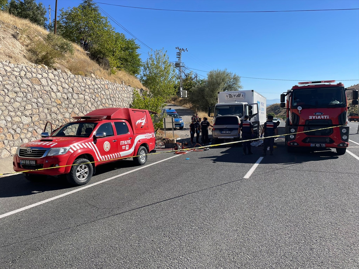 GÜNCELLEME – Malatya'da tırla hafif ticari araç çarpıştı, 5 kişi öldü, 1 kişi yaralandı