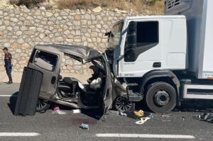 MALATYA (AA) – Malatya'nın Akçadağ ilçesinde tırla hafif ticari aracın