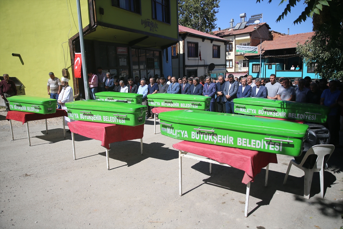 Malatya'daki trafik kazasında hayatını kaybeden 6 kişi toprağa verildi