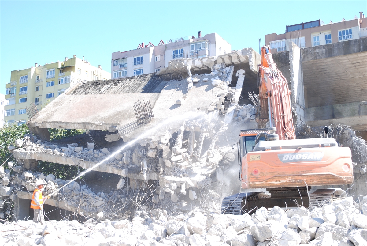 Maltepe'de 3 metruk bina iş makineleriyle yıkıldı
