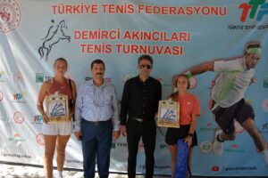 MANİSA (AA) – Manisa'nın Demirci ilçesinde düzenlenen Tenis Büyükler Sonbahar