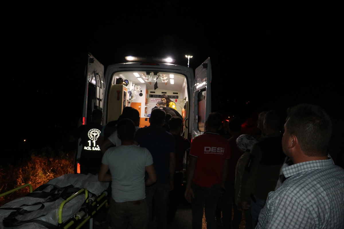 Manisa'da şarampole devrilen traktörün sürücüsü hayatını kaybetti