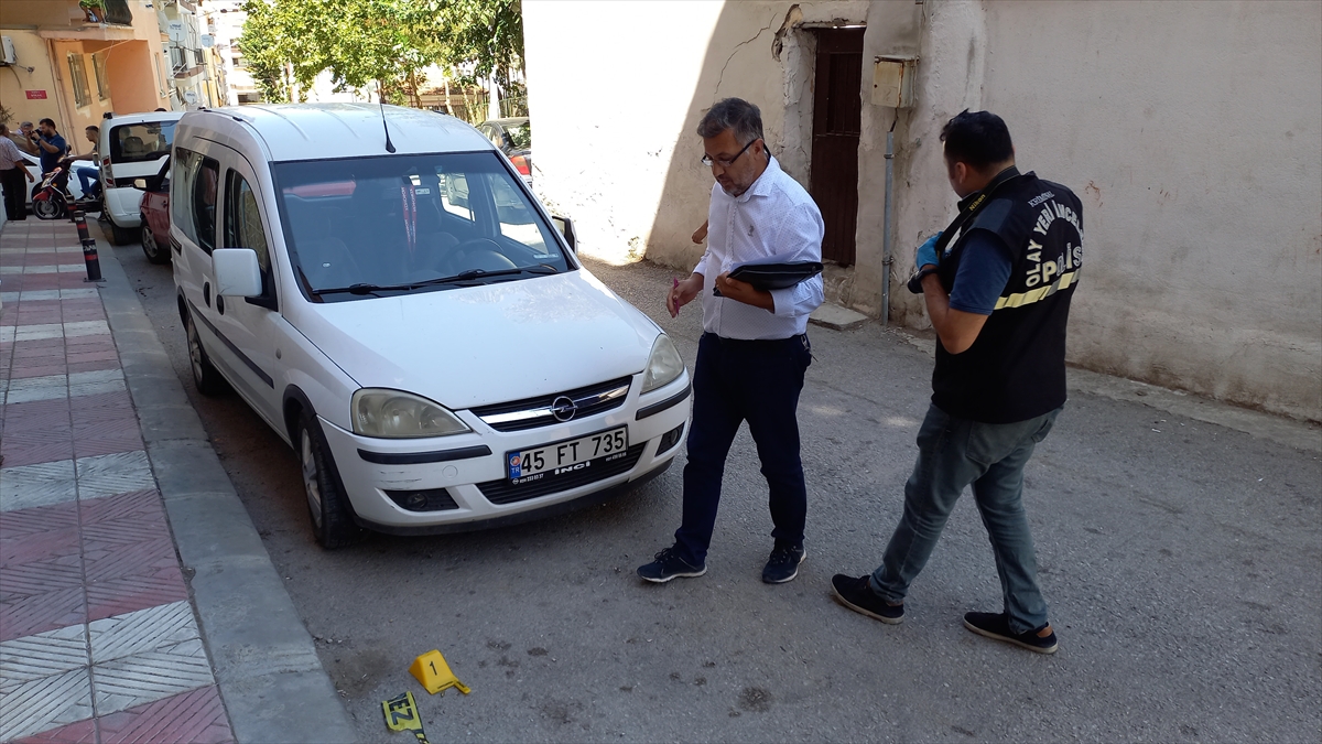 Manisa'da üniversite öğrencisi kız eski erkek arkadaşı tarafından silahla ağır yaralandı