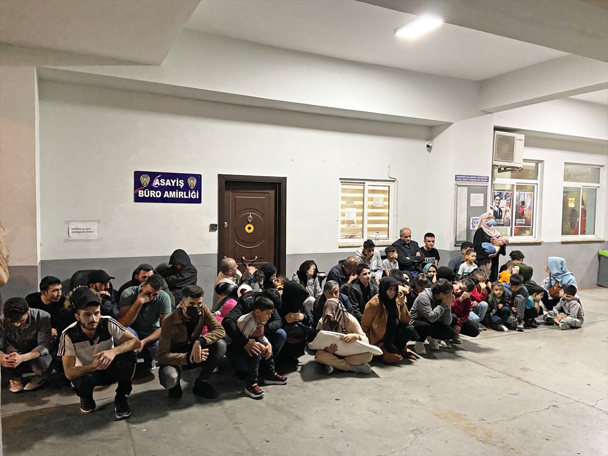 Marmaris'te bir apartta 85 düzensiz göçmen yakalandı