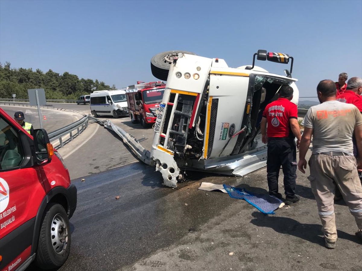 Mersin'de devrilen su tankerinin sürücüsü öldü