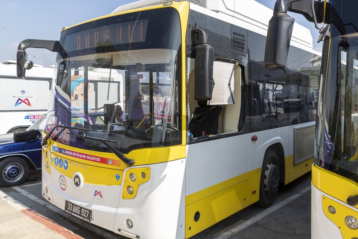 Mersin'de şoförle tartışan yolcu otobüse zarar verdi
