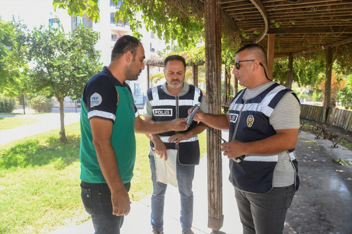 Mersin'de temizlik işçisinin parkta bulduğu cüzdan polise teslim edildi