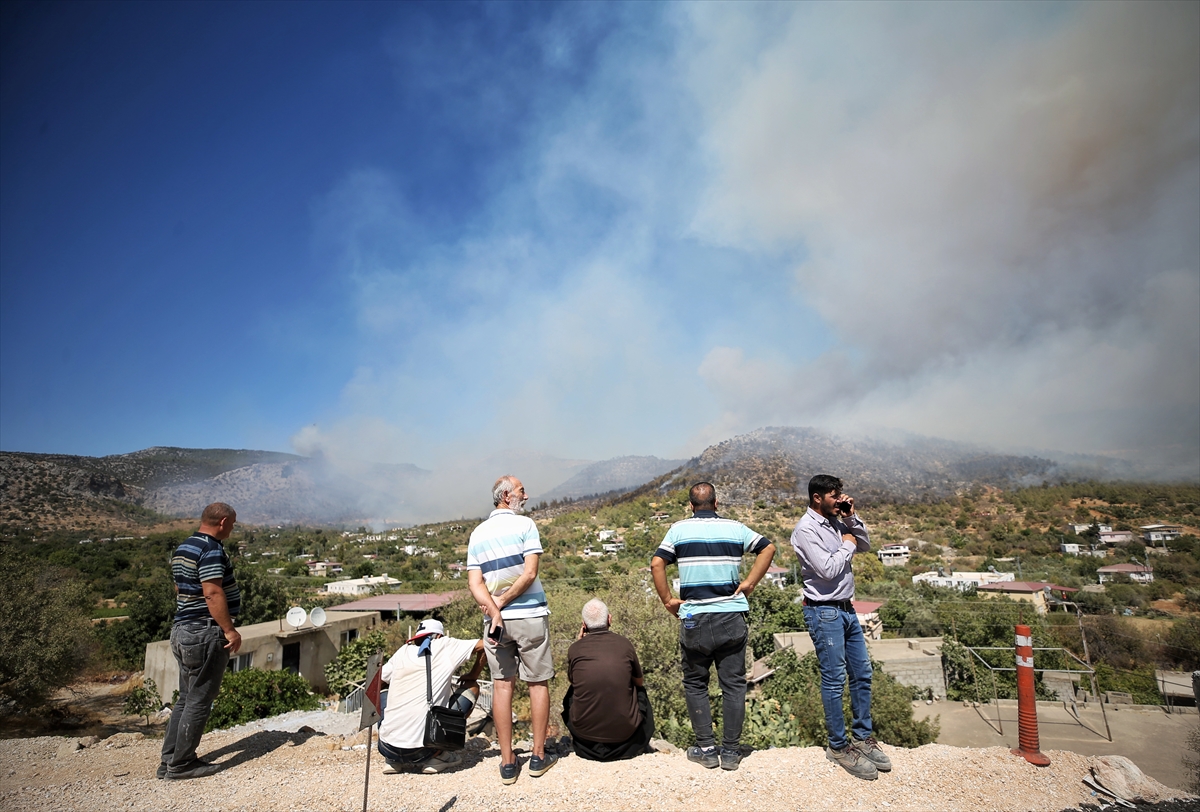 MERSİN (AA) – Mersin'in Gülnar ilçesinde çıkan orman yangını, havadan