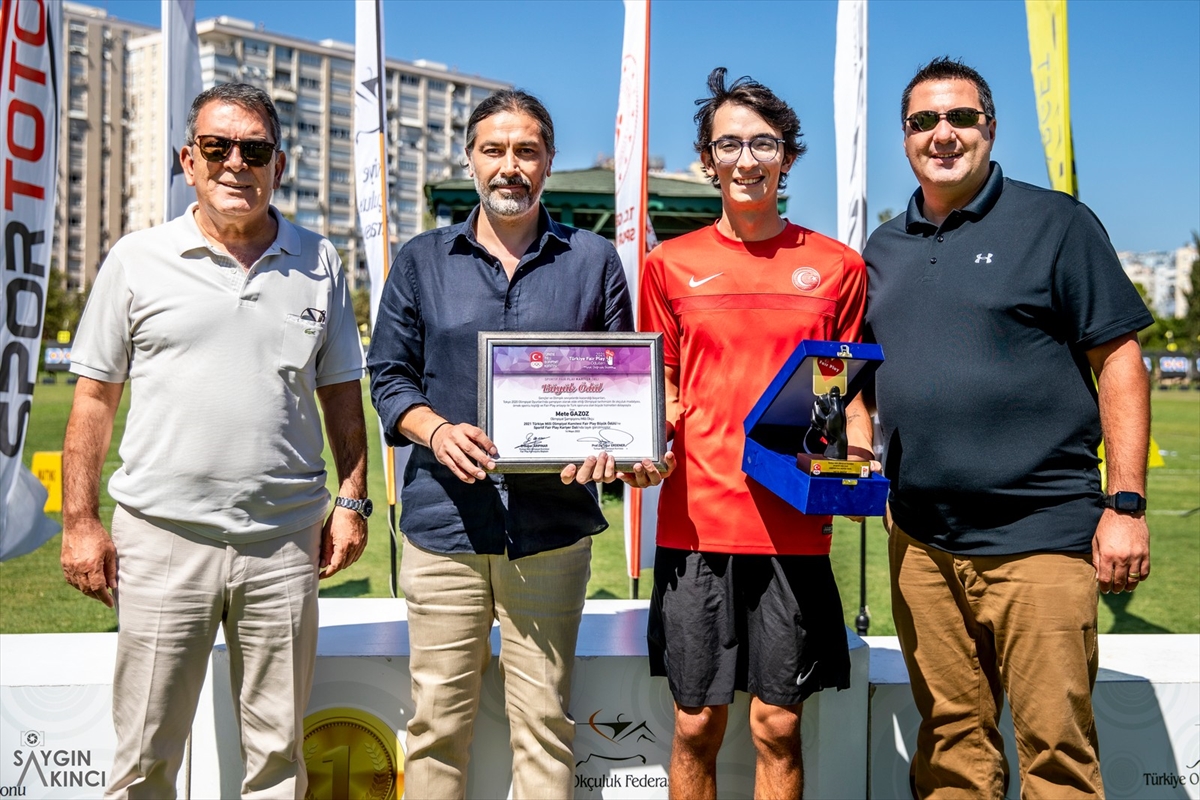 Mete Gazoz, “Sportif Fair Play Kariyer Dalı” ödülünü Antalya'da aldı