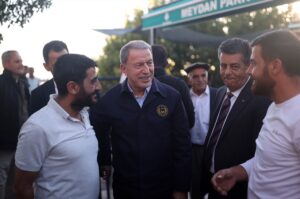 ŞIRNAK (AA) – Milli Savunma Bakanı Hulusi Akar, beraberindeki TSK
