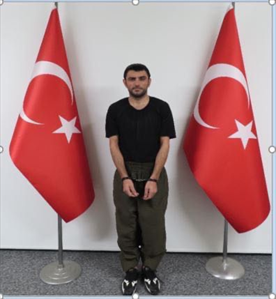 MİT, kırmızı bültenle aranan PKK/KCK mensubu Atilla Çiçek ve örgütün sözde sorumlularından Hüseyin Yıldırım'ı sınır hattındaki operasyonla yakalayarak Türkiye’ye getirdi.