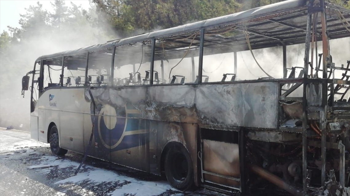 Muğla'da alev alan otobüs, yolcular tahliye edildikten sonra yandı