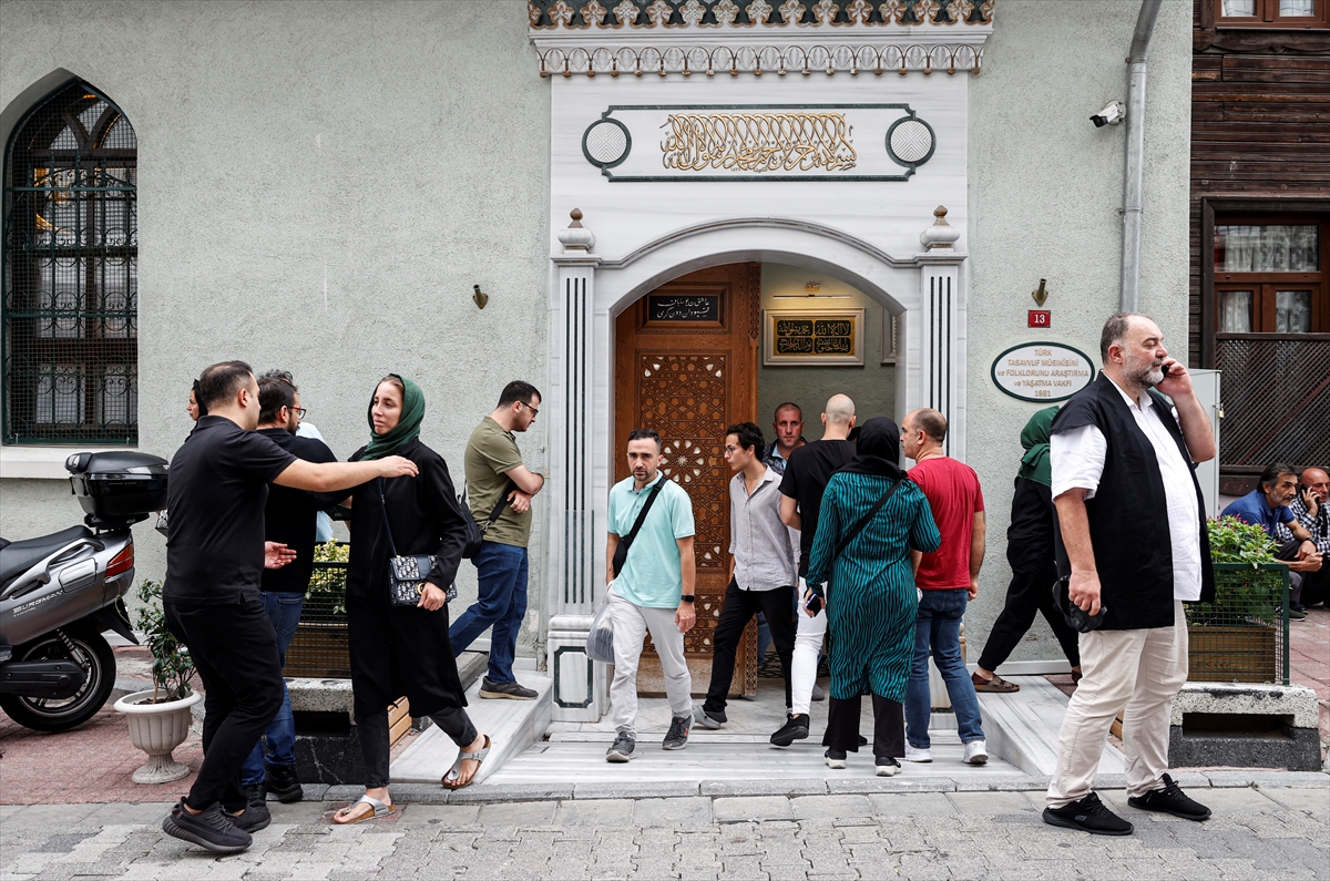 Ömer Tuğrul İnançer'in naaşı Nureddin Cerrahi Tekkesi'ne getirildi