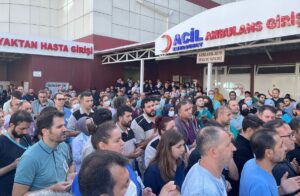 İSTANBUL (AA) – Öz Sağlık-İş Sendikası üyeleri Esenyurt Necmi Kadıoğlu