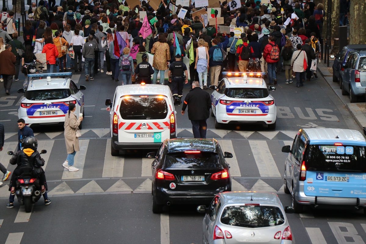 Paris'te gençler iklim için yürüdü