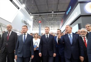 - Türk firmalarının stantlarını ziyaret eden Duda'ya, Milli Savunma Bakanı