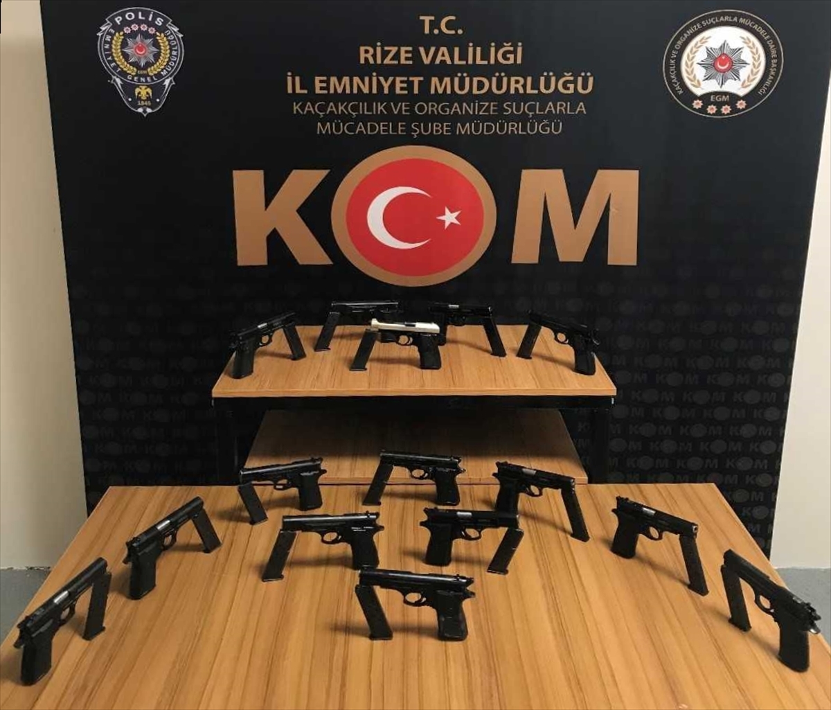 RİZE (AA) – Rize'de otomobile gizlenmiş 15 ruhsatsız tabanca ele