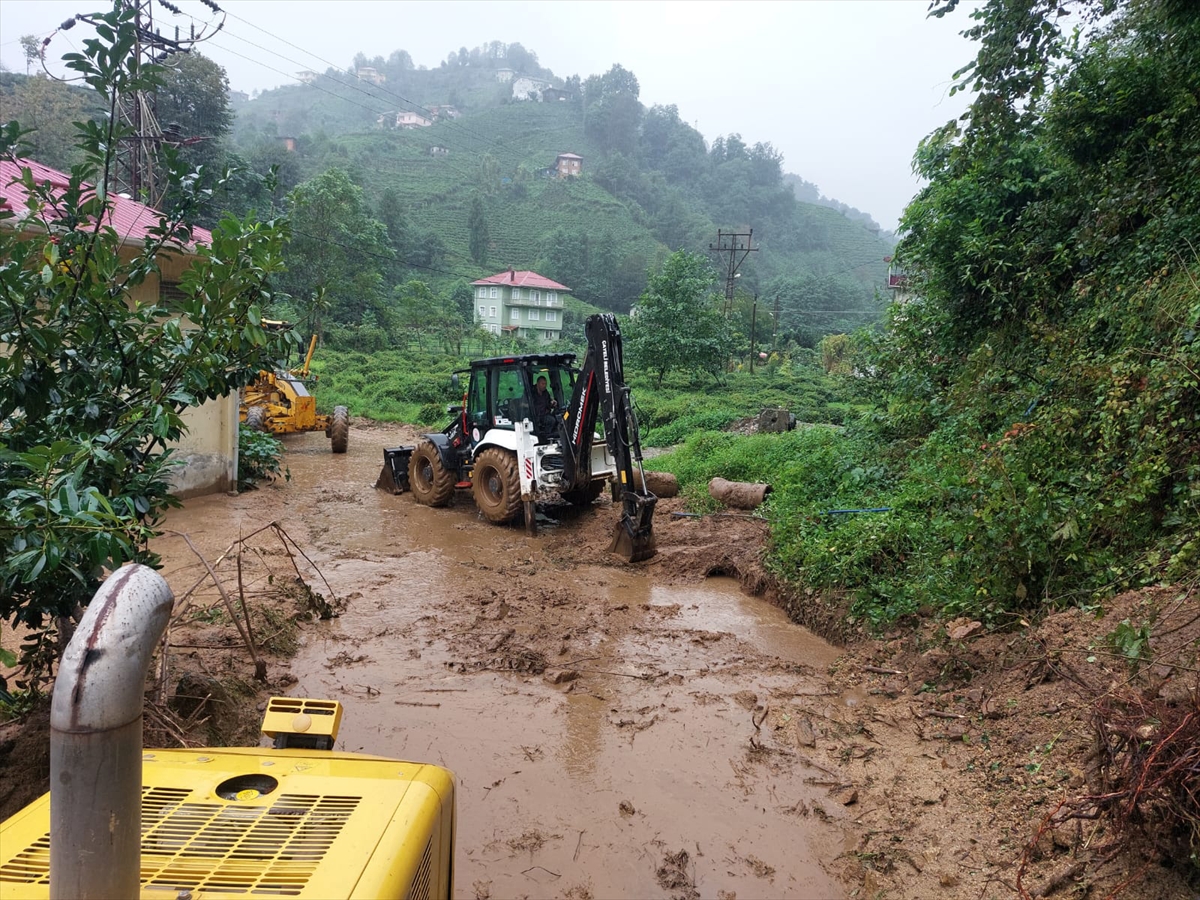 Rize'de şiddetli yağış heyelanlara yol açtı