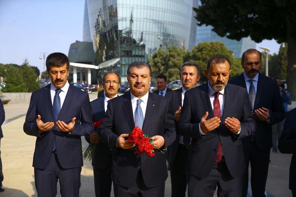 Sağlık Bakanı Fahrettin Koca, Bakü'de şehitlikleri ziyaret etti