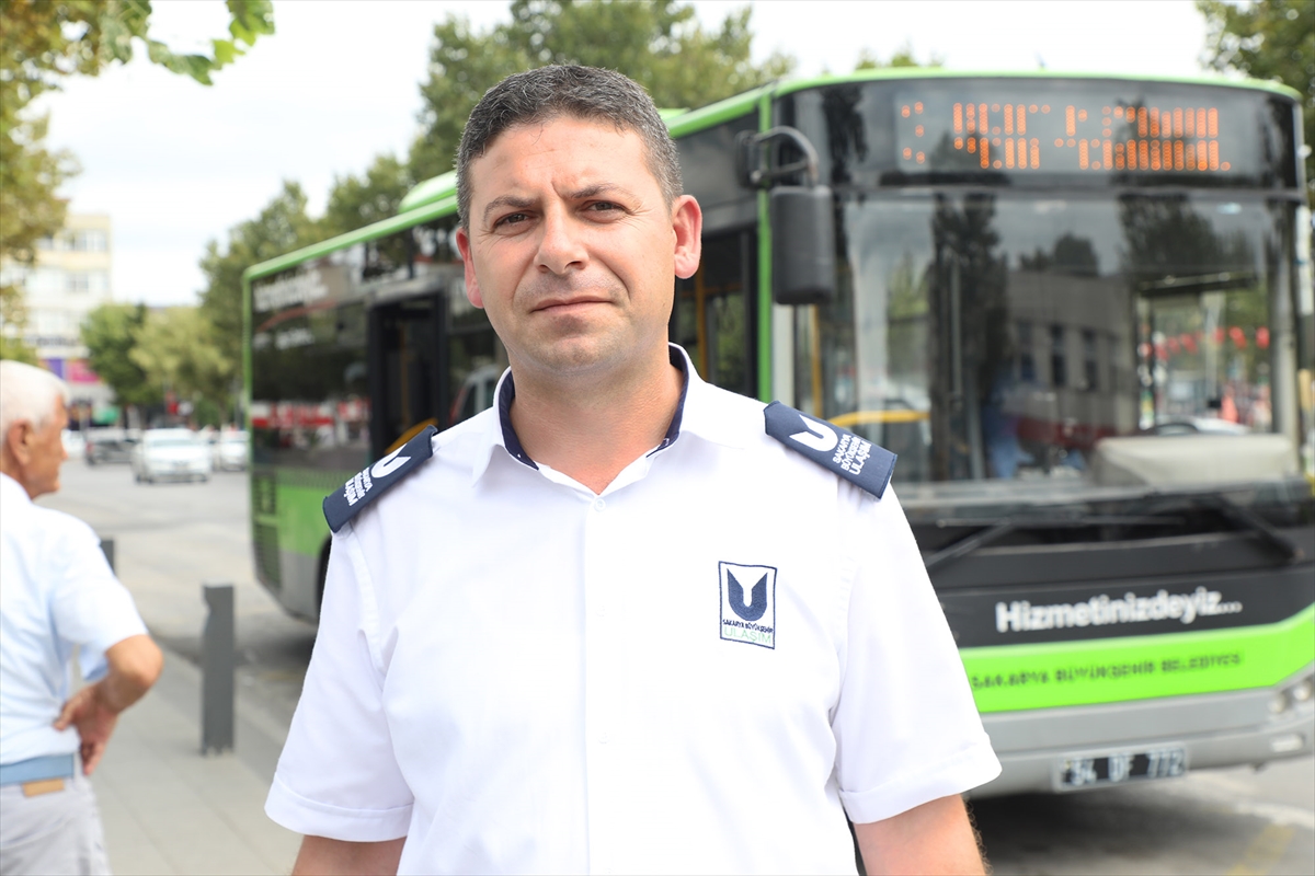 Sakarya'da belediye otobüsü şoförü, araçta rahatsızlanan kadını hastaneye yetiştirdi