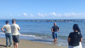 SAKARYA (AA) – Sakarya'nın Karasu ilçesinde dalgakıranda mahsur kalan köpek