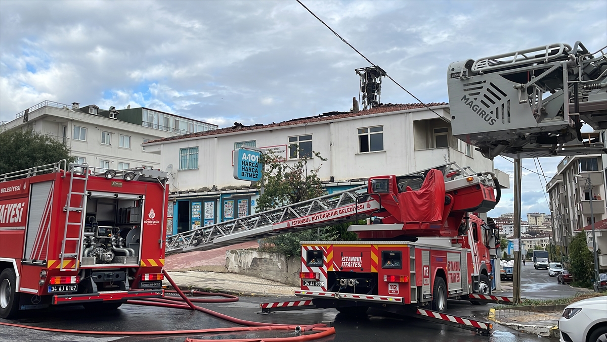 Sancaktepe'de çıkan yangında iki katlı binanın çatısında hasar oluştu