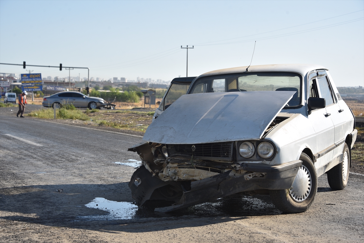 Şanlıurfa'da iki otomobilin çarpıştığı kazada 3 kişi yaralandı