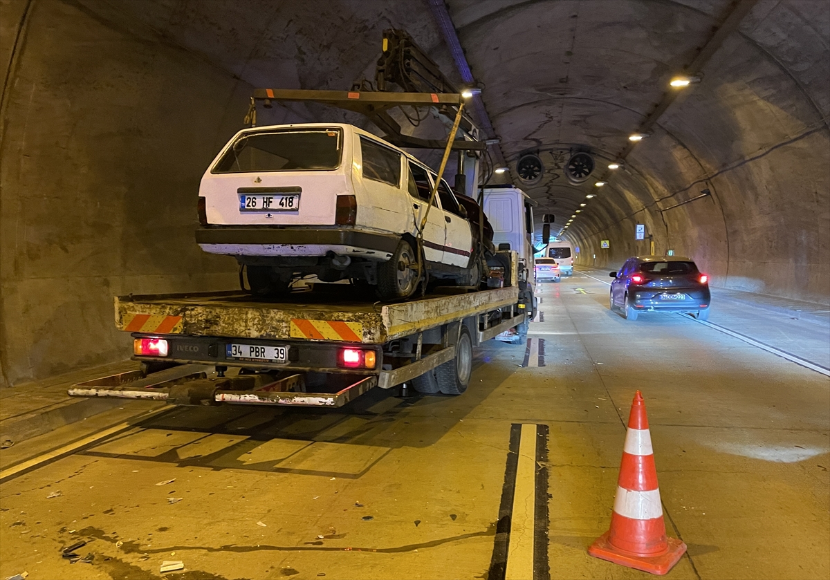 Sarıyer'de tünelde devrilen otomobilin sürücüsü yaralandı