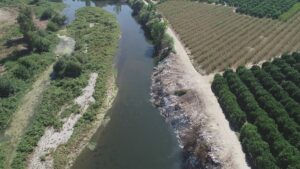 ADANA (AA) – Adana'da, Seyhan Nehri kıyısında hafriyat ve atık