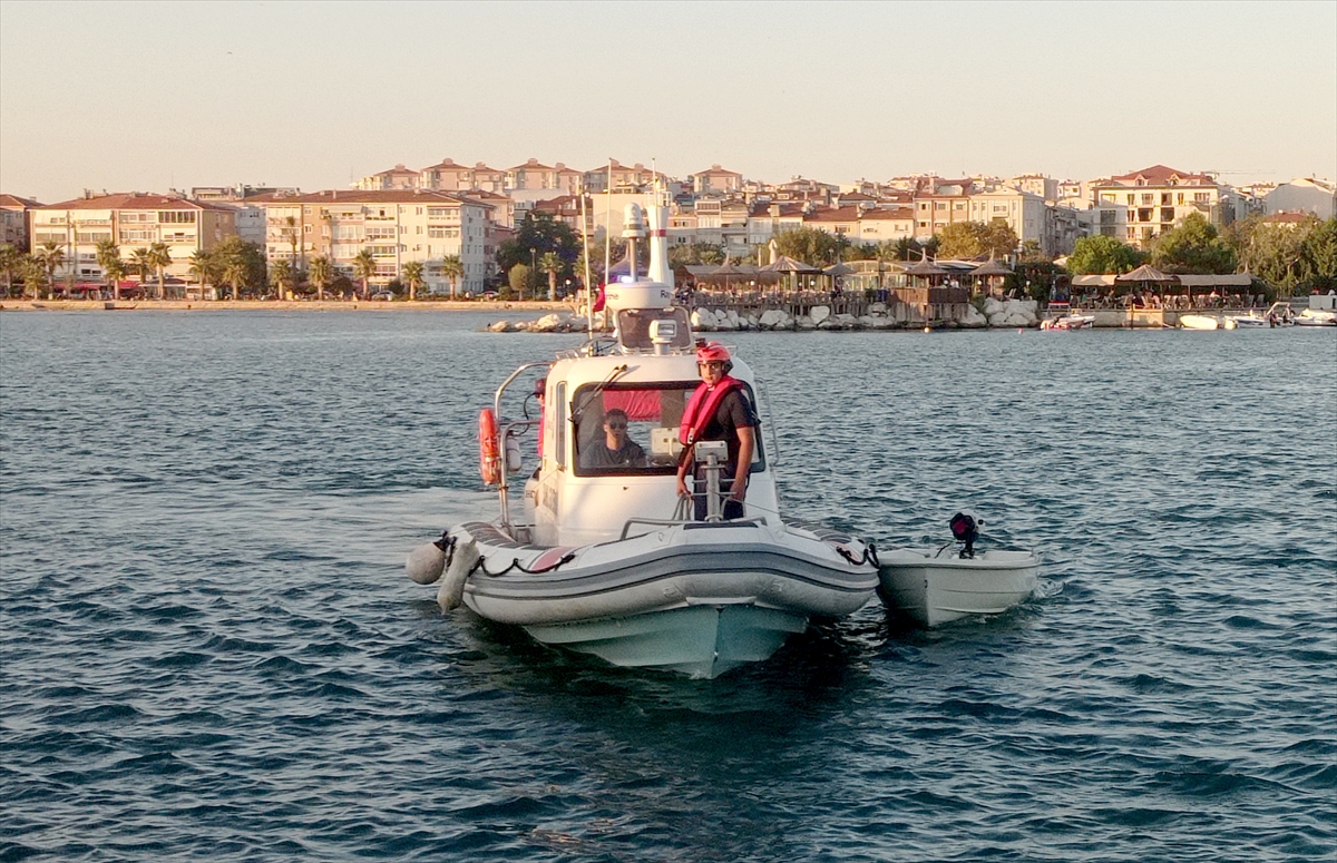 GÜNCELLEME – Silivri'de denizde kaybolan genç sürüklenen teknesinde bulundu