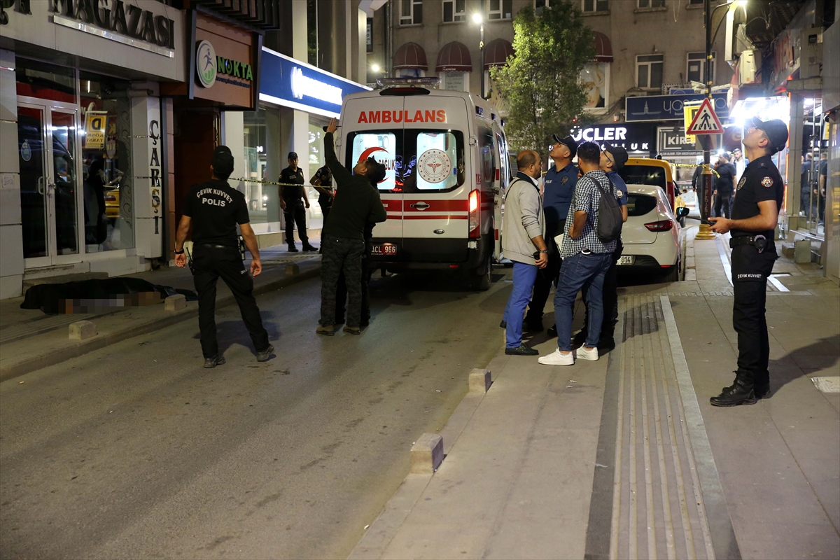 Sivas'ta 4. kattaki evin balkonundan düşen kadın hayatını kaybetti