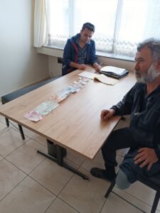 SİVAS (AA) – Sivas'ta dilenirken yakalanan kişinin koltuk değneğine sakladığı