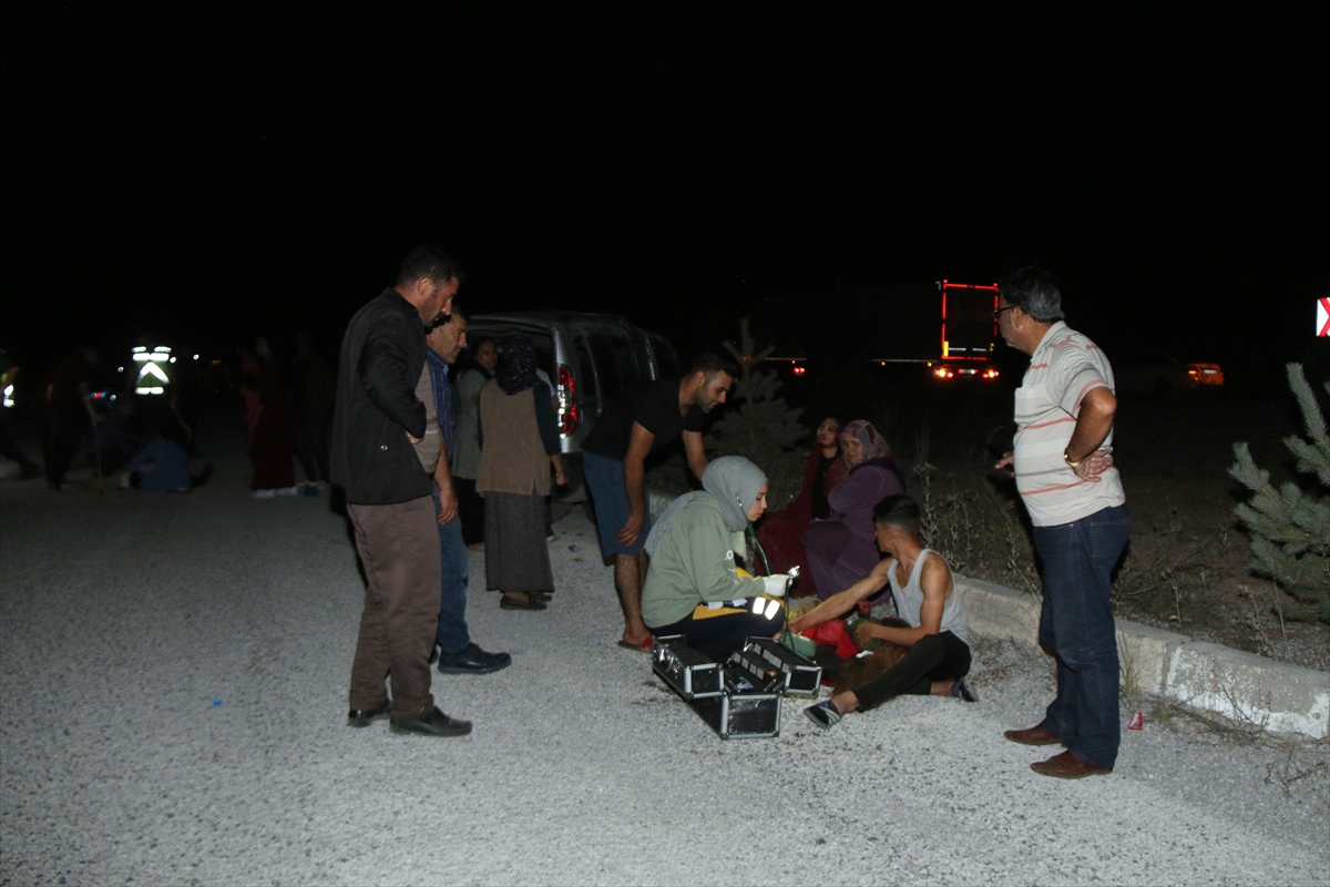 Sivas'ta düğüne gidenlerin bulunduğu  hafif ticari aracın devrildiği kazada 7 kişi yaralandı