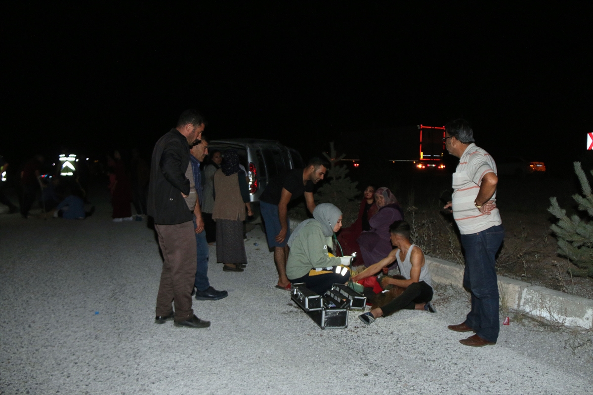 Sivas'ta düğüne gidenlerin bulunduğu hafif ticari aracın devrildiği kazada 7 kişi yaralandı