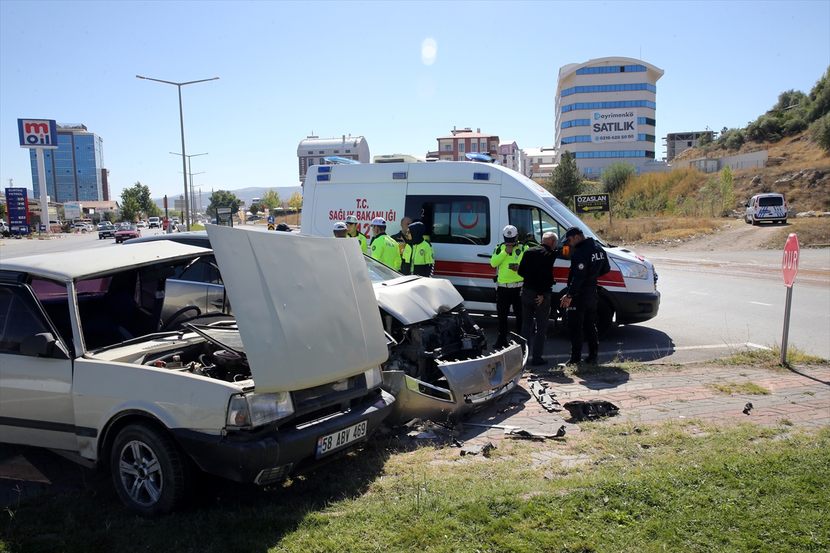 Sivas'ta iki otomobilin çarpıştığı kazada 3 kişi yaralandı