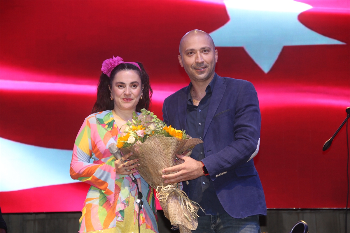 Söke'nin kurtuluşunun yıl dönümünde şarkıcı Ceylan Ertem sahne aldı