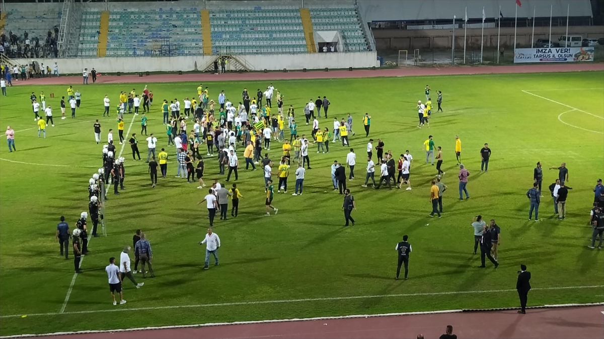Tarsus İdmanyurdu-Şanlıurfaspor maçı bitiminde taraftarlar arasında kavga çıktı