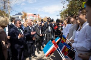 - Şentop, Gagavuz Özerk Yeri İcra Kurulu binasına gelişinde Gagavuz