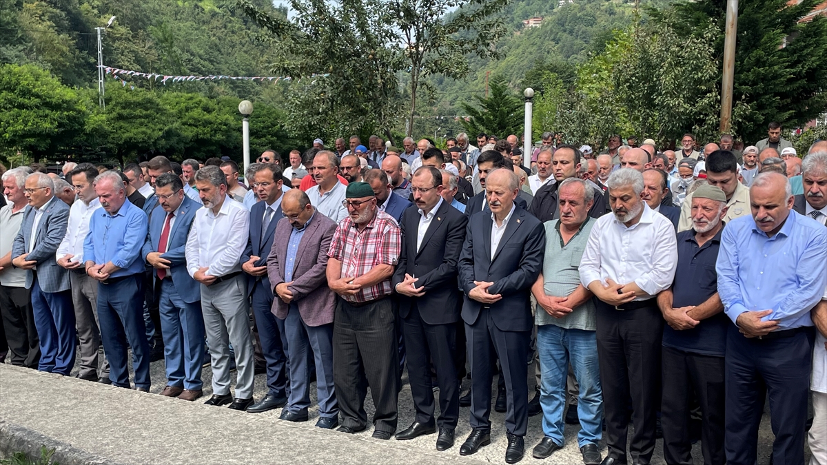 Ticaret Bakanı Muş'un dayısının cenazesi Trabzon'da defnedildi
