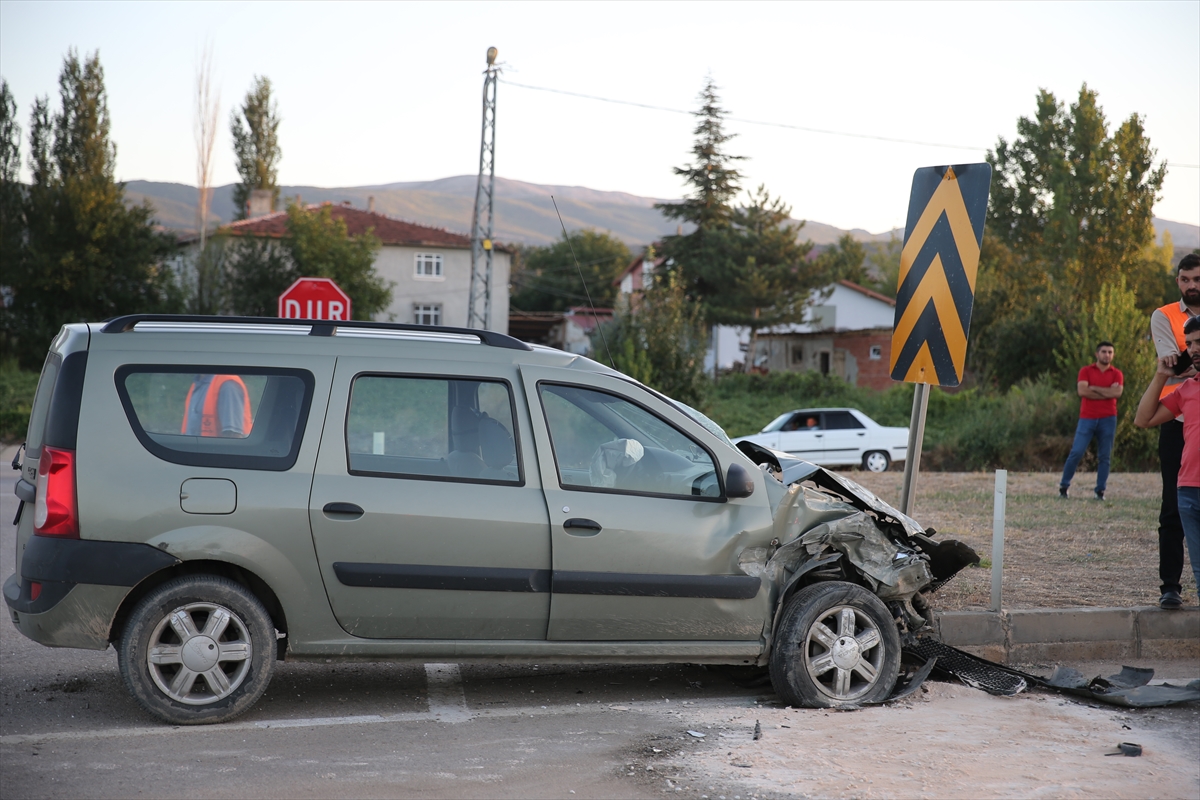 Tokat'ta servis minibüsüyle kamyonet çarpıştı, 11'i öğrenci 14 kişi yaralandı