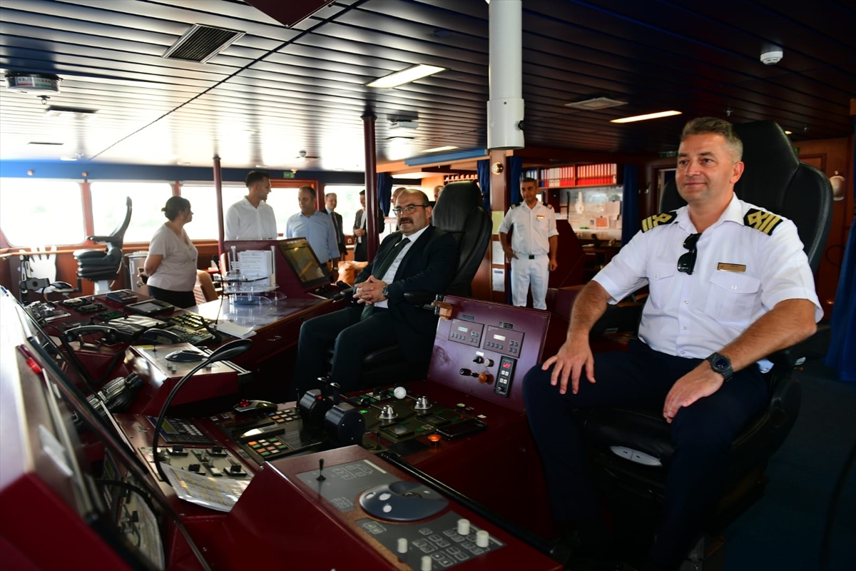 Trabzon Valisi Ustaoğlu, 800 turistle kente gelen yolcu gemisini ziyaret etti: