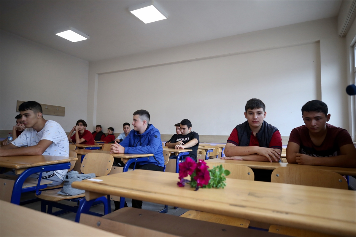 Trafik kazasında ölen öğrencinin Düzce'deki okulunda hüzünlü dersbaşı