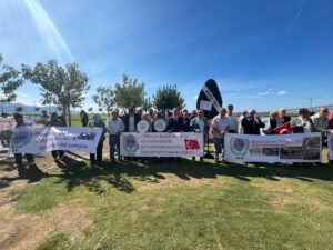 - Balkan Rumeli Türkleri Konfederasyonu üyeleri, Yunanistan'ın İzmir Başkonsolosluğu yakınlarına